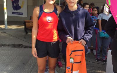 Estudiante de 7° Básico recibe implementos de hockey